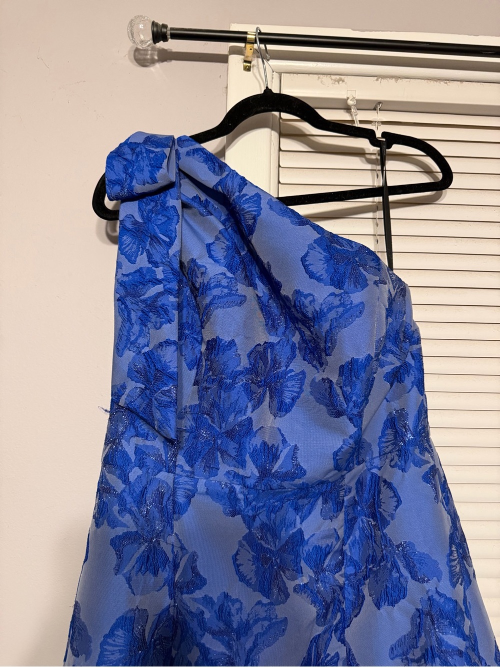 ALFRED SUNG One-Shoulder Floral Cocktail Dress in Royal Blue